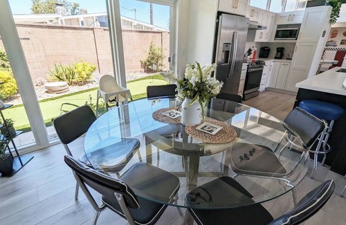 Southwest Anaheim Casa | Near Disneyland and Knott's Berry Farm Pool house with Arcade, and putting green