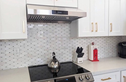 Southwest Anaheim Casa | Near Disneyland and Knott's Berry Farm Pool house with Arcade, and putting green