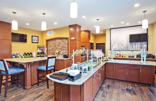 Sweetbriar Condominio | Cerca del centro de Austin | Centro de negocios las 24 horas + piscina climatizada al aire libre