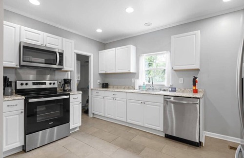 Chattanooga Casa | Near Downtown, Park & Zoo! Trendy Ridgeland Tudor