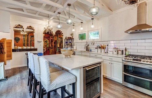 Scranton Casa | Walk to Nay Aug Park: Grand Group Getaway w/ Patio