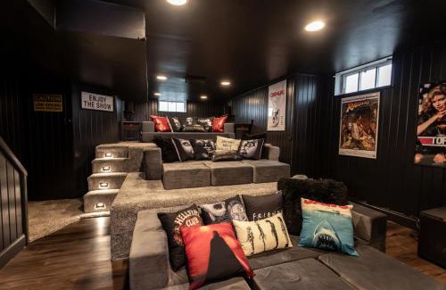 Waveland Park Casa | Near Drake/Downtown packed w/Amenities - Hot Tub - Movie Theater