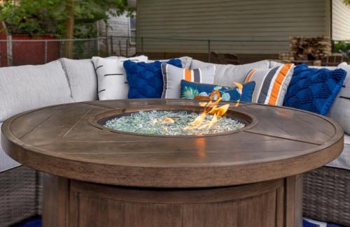 Waveland Park Casa | Near Drake/Downtown packed w/Amenities - Hot Tub - Movie Theater