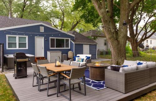 Waveland Park Casa | Near Drake/Downtown packed w/Amenities - Hot Tub - Movie Theater