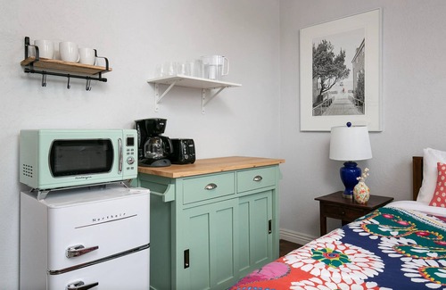 Rampart Village Apartamento | Near DTLA! Charming Studio for 2!