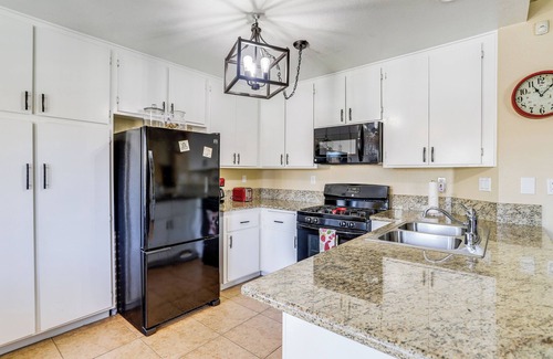 Palm Desert Condominio | Near Golf: Condo w/ Pool Access in Palm Desert!