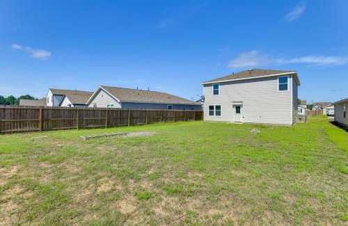 New Caney Casa | Near Hiking and Fishing Airy Retreat in Cleveland!
