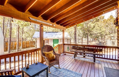 Pinetop-Lakeside Cabaña | Near Hiking: Cabin w/ Hot Tub in Lakeside!