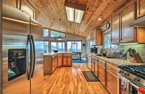 Mi-Wuk Village Casa | ¡NUEVO! Se admiten mascotas en Mtn Home w / Deck, 3 millas a pie