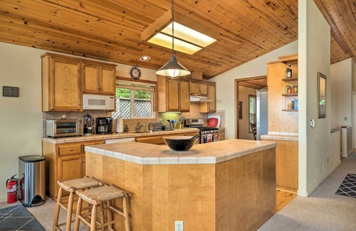 Mi-Wuk Village Casa | ¡NUEVO! Se admiten mascotas en Mtn Home w / Deck, 3 millas a pie