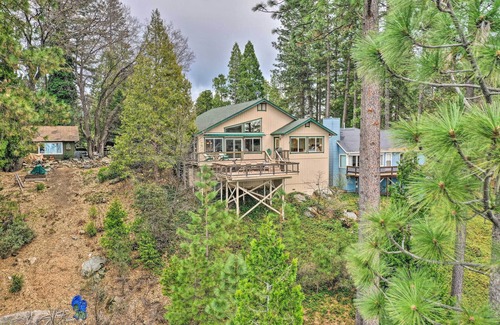 Mi-Wuk Village Casa | ¡NUEVO! Se admiten mascotas en Mtn Home w / Deck, 3 millas a pie
