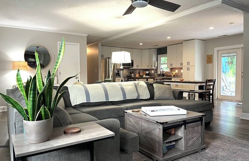 Wilmington Historic District Casa | Near ILM Family Gathering Home, Sleeps up to 8, host up to 12. Your Holiday spot