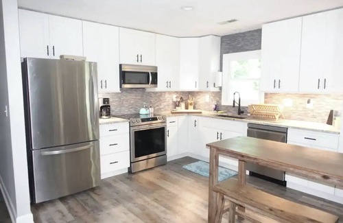 Wilmington Historic District Casa | Near ILM Family Gathering Home, Sleeps up to 8, host up to 12. Your Holiday spot