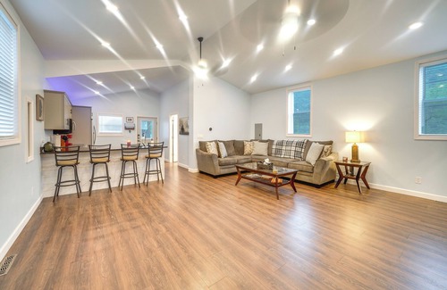 Deep Water Casa | Near Kanawha River: Unique Renovated Home w/ Yard!