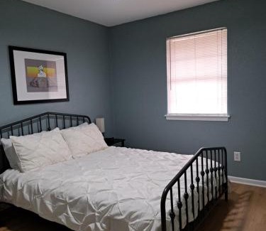 Pecan Tree - McCullough Casa | Near Kyle Field - Cottage Close To Campus