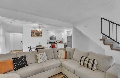 Blue Springs Casa | Near Lake Tapawingo Newly furnished 3 Bedroom 2.5 bath Pet Friendly Townhome