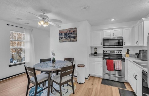 Blue Springs Casa | Near Lake Tapawingo Newly furnished 3 Bedroom 2.5 bath Pet Friendly Townhome