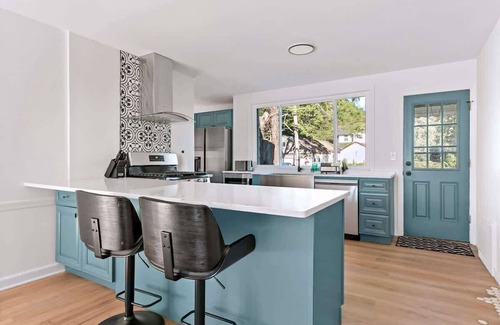 New Rochelle Casa | Near NYC ~ Fire pit, Game Room, Family Friendly, King Bed, Modern Luxury
