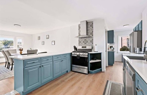 New Rochelle Casa | Near NYC ~ Fire pit, Game Room, Family Friendly, King Bed, Modern Luxury