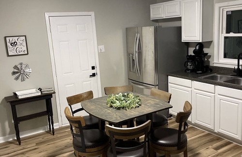 Clarksville Apartamento | Near Shows,Food,Casino, Racing Sleeps 6, family/ pet friendly, 2 miles to post