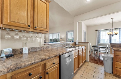 Branson West Villa | Puttin on the Green - ¡Una villa de Stonebridge con 3 habitaciones y 3 baños con garaje!