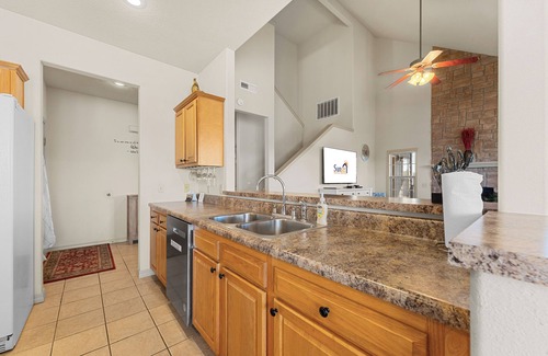 Branson West Villa | Puttin on the Green - ¡Una villa de Stonebridge con 3 habitaciones y 3 baños con garaje!