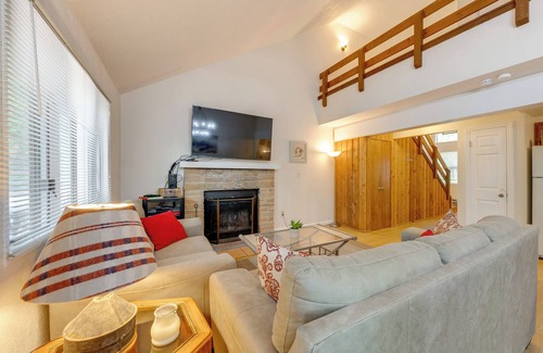 Lake Harmony Casa | Near Skiing & Lakes: Contemporary Poconos Townhome