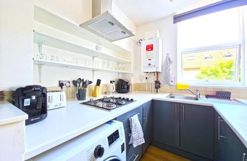 Abbey Apartamento | Near South Wimbledon Station, 2BR, Sleep 7, King beds