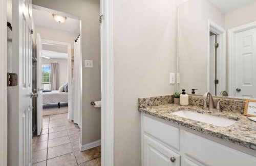 College Station Casa | Near Texas A&M, Spacious Living Room, 4 Queen Beds