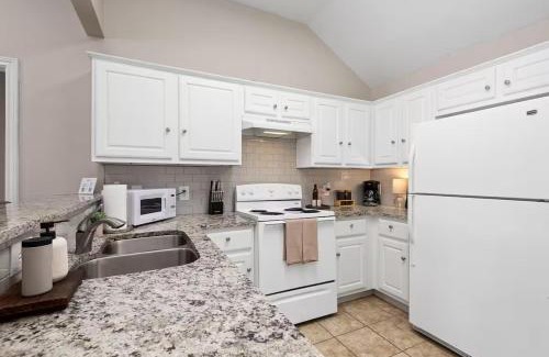 College Station Casa | Near Texas A&M, Spacious Living Room, 4 Queen Beds