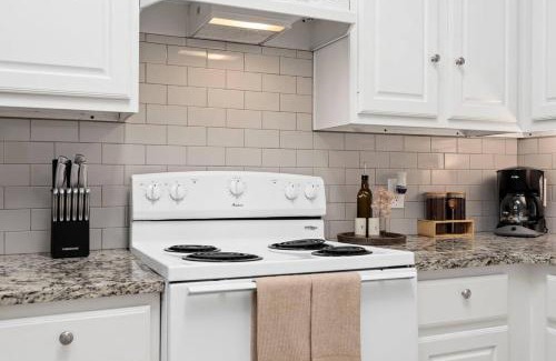 College Station Casa | Near Texas A&M, Spacious Living Room, 4 Queen Beds