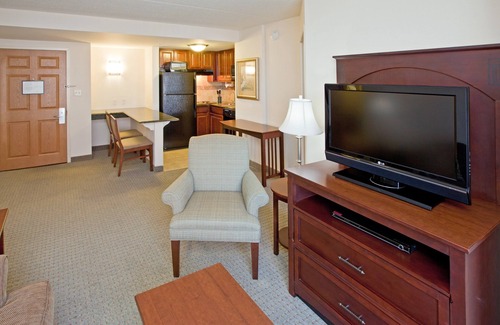 Downtown Indianapolis Condominio | Near the Airport! Free Breakfast + Pool + Gym