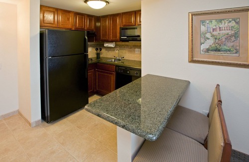 Downtown Indianapolis Condominio | Near the Airport! Free Breakfast + Pool + Gym