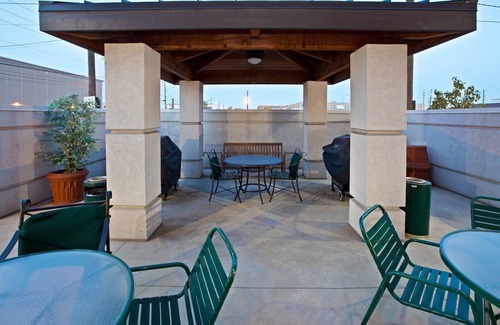 Downtown Indianapolis Condominio | Near the Airport! Free Breakfast + Pool + Gym