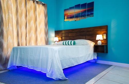 Antoneys Cay Hotel | Near the beach family