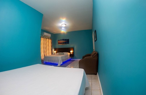 Antoneys Cay Hotel | Near the beach family