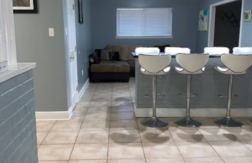 Read Boulevard East Casa | Near the Fun, Far From the Hustle: 4-bdrm house in fabulous NOLA w/Bar & Wifi