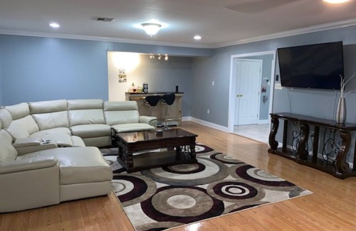 Read Boulevard East Casa | Near the Fun, Far From the Hustle: 4-bdrm house in fabulous NOLA w/Bar & Wifi