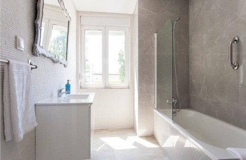 Alcantara Apartamento | Near the River 3 Bedrooms Flat, with AC for 9