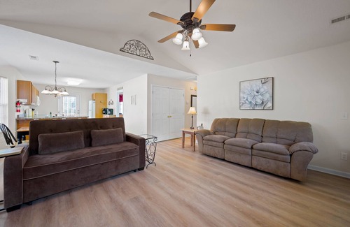 Pigeon Forge Cabina | Near the River w/ EZ, flat Parking, FREE Wifi, & close to the main attractions!