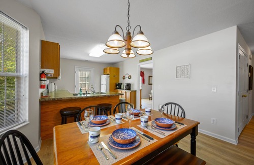 Pigeon Forge Cabina | Near the River w/ EZ, flat Parking, FREE Wifi, & close to the main attractions!