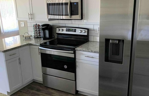 Eugene Casa | NEAR UO, NEW RENO, SLPS 8, PET STAYS FREE, DECK/GRILL, FENCED YARD, VERY CLEAN