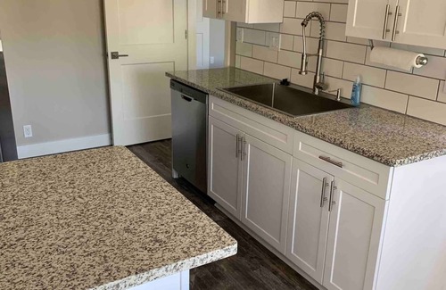 Eugene Casa | NEAR UO, NEW RENO, SLPS 8, PET STAYS FREE, DECK/GRILL, FENCED YARD, VERY CLEAN
