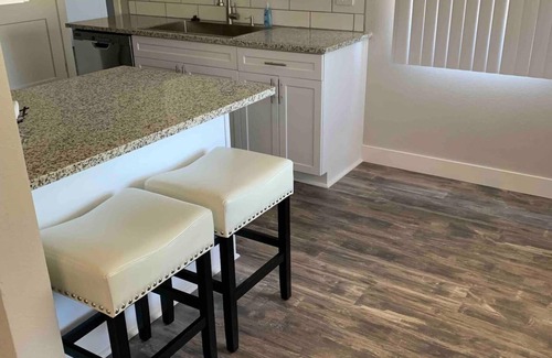 Eugene Casa | NEAR UO, NEW RENO, SLPS 8, PET STAYS FREE, DECK/GRILL, FENCED YARD, VERY CLEAN
