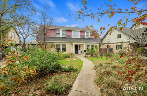 Tarrytown Casa | Near UT Pet Friendly w Parking 3BR 2.5BA in Walkable Area By Austin Vacay