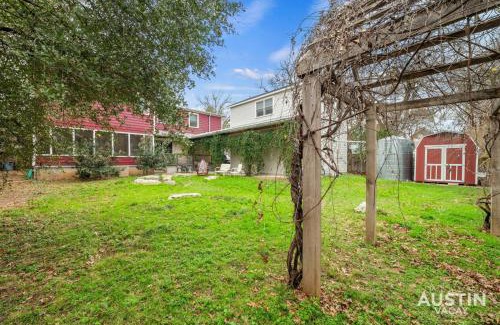 Tarrytown Casa | Near UT Pet Friendly w Parking 3BR 2.5BA in Walkable Area By Austin Vacay