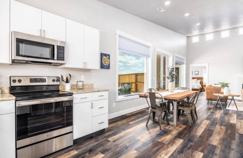 Kanab Casa | Near Zion NP l Pool I Dark Skies I Pickleball Court I Pet Friendly