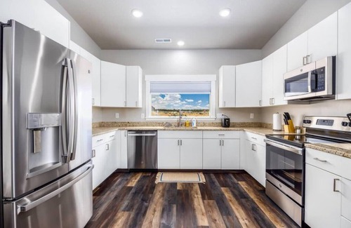 Kanab Casa | Near Zion NP l Pool I Dark Skies I Pickleball Court I Pet Friendly