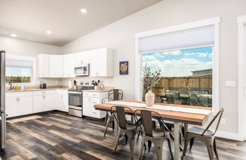 Kanab Casa | Near Zion NP l Pool I Dark Skies I Pickleball Court I Pet Friendly