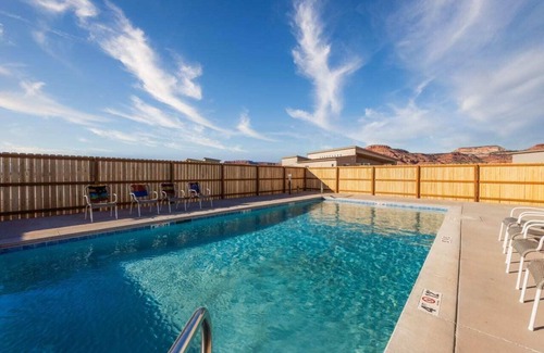 Kanab Casa | Near Zion NP l Pool I Dark Skies I Pickleball Court I Pet Friendly